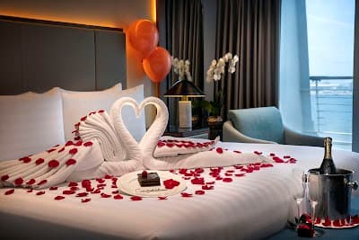 Queen Elizabeth 2 photo 2