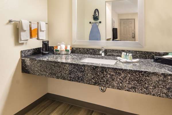 Quality Inn & Suites Dallas-Cityplace photo 3