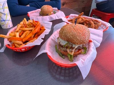 Pearl's Deluxe Burgers photo 3